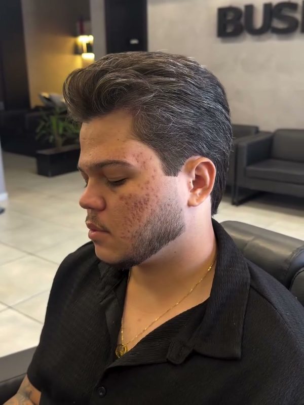 Cliente com cabelo alinhado depois da desondulação