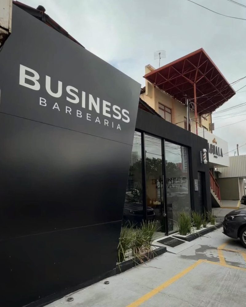 Fachada preta da Business Barbearia