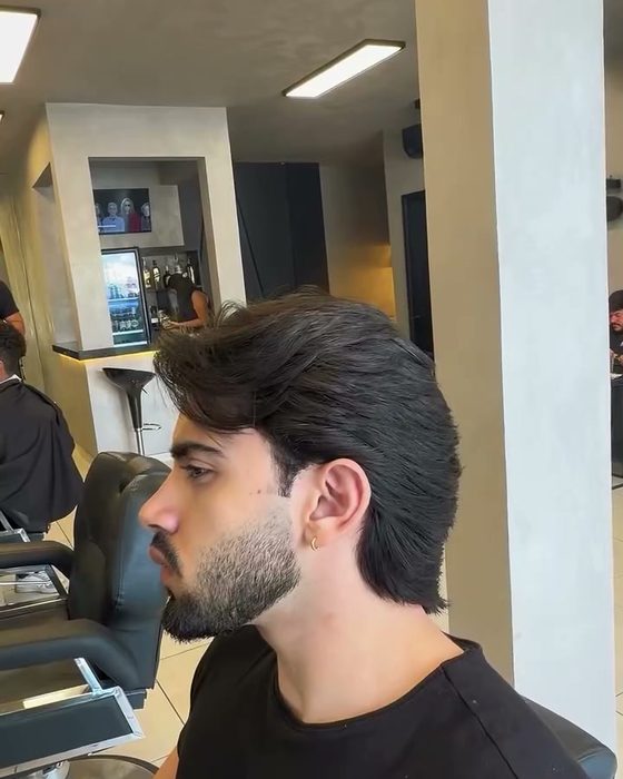 Cabelo médio ondulado com barba cheia