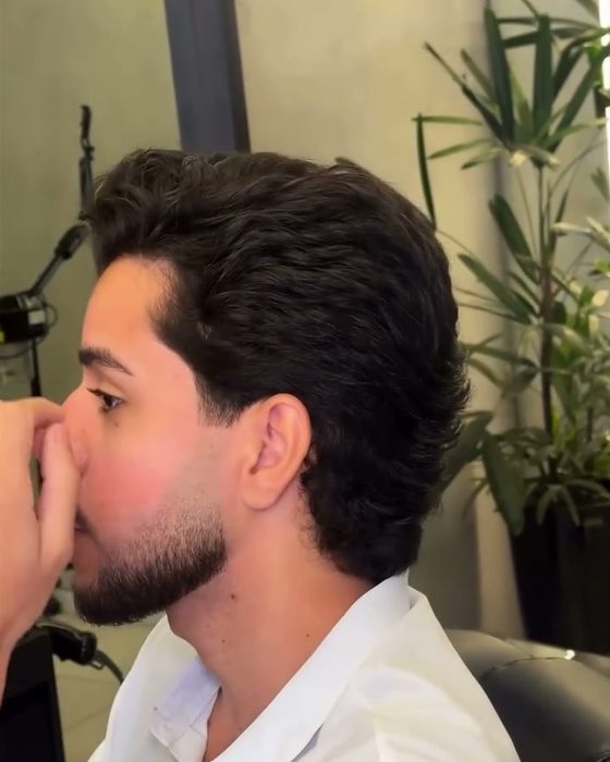 Cabelo ondulado penteado para trás