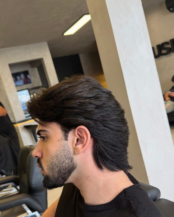 Cabelo comprido alinhado de perfil