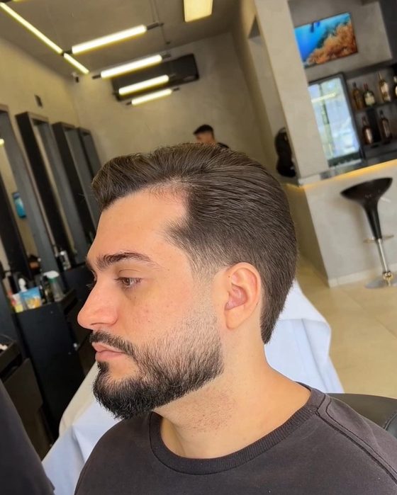 Corte curto com barba desenhada de perfil