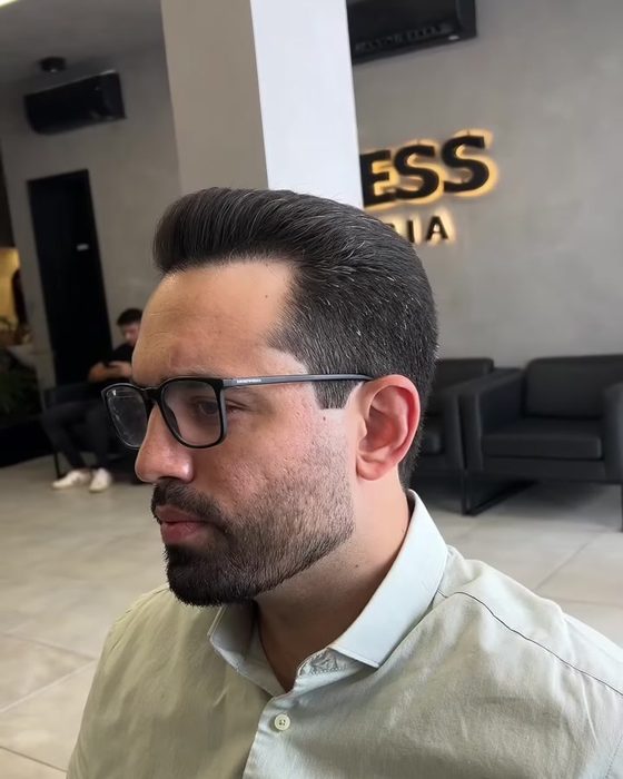 Cliente de óculos com corte executivo