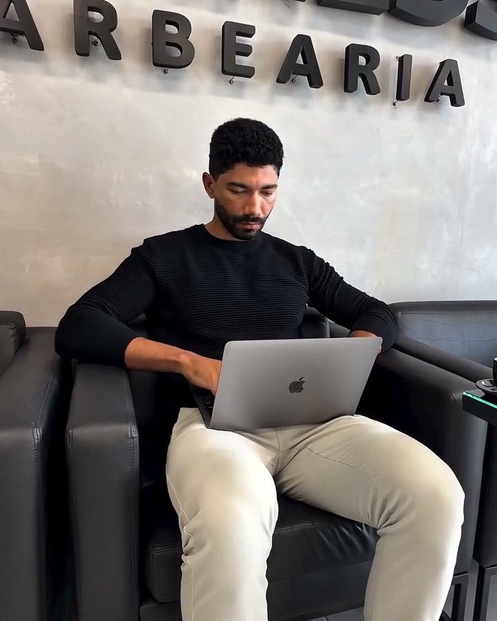 Cliente trabalhando no notebook no lounge da Business