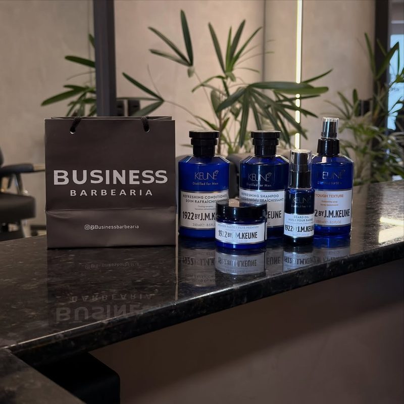 Sacola da Business com produtos Keune Men sobre o balcão