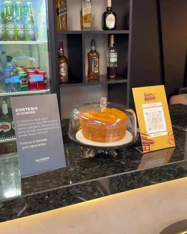 Balcão com café, bolo e geladeira de bebidas