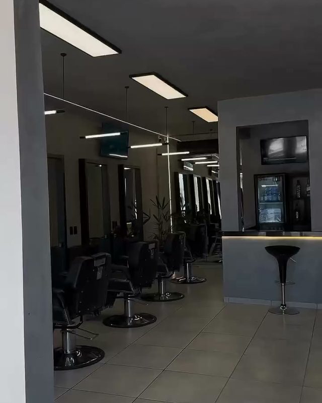 Salão da Business com as cadeiras enfileiradas